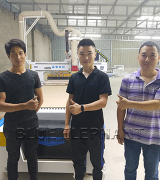 新款1325圓盤自動(dòng)換刀開料機(jī)